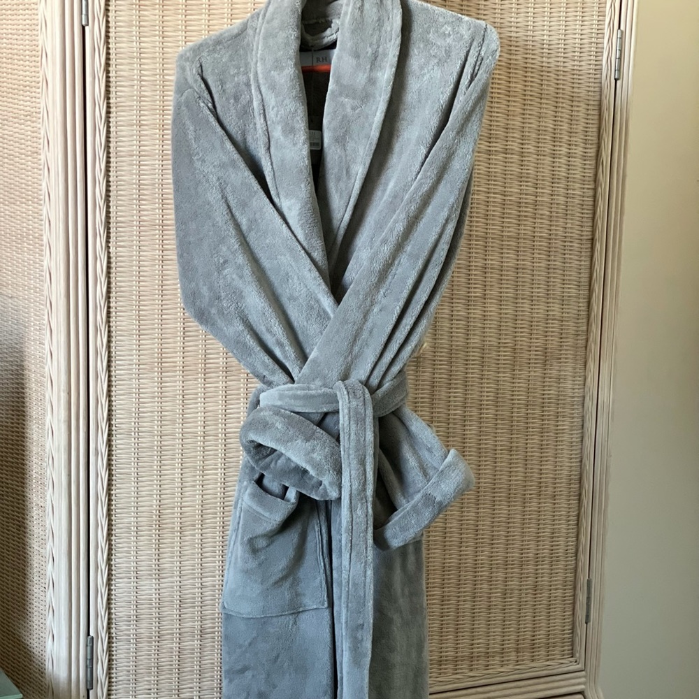 RH grey/fog robe. Brand new tags still on Women 12/14 Men Large. 100% Polyester